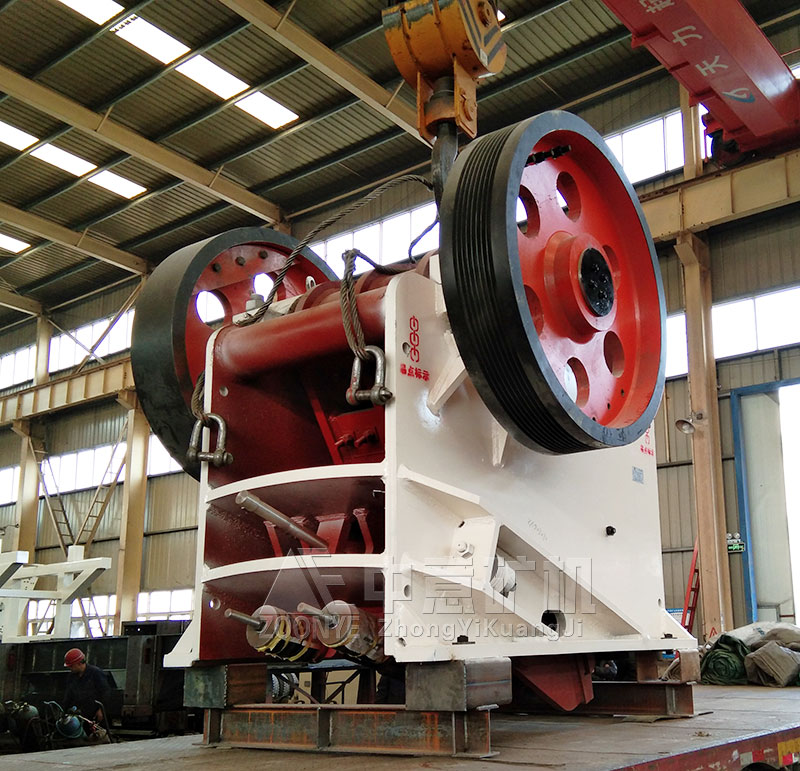 客戶定制的時產(chǎn)200噸鄂式碎石機發(fā)貨