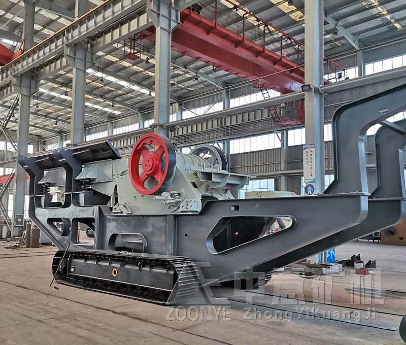 履帶式顎破移動(dòng)破碎機(jī)剛剛制造完畢，在車間來(lái)個(gè)實(shí)拍