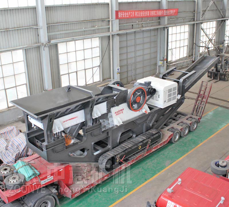 南陽(yáng)客戶定購(gòu)的鄂破履帶式移動(dòng)破碎站正在裝車