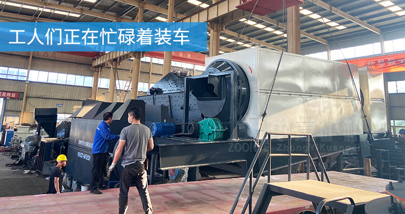 工人們正在忙碌著裝車