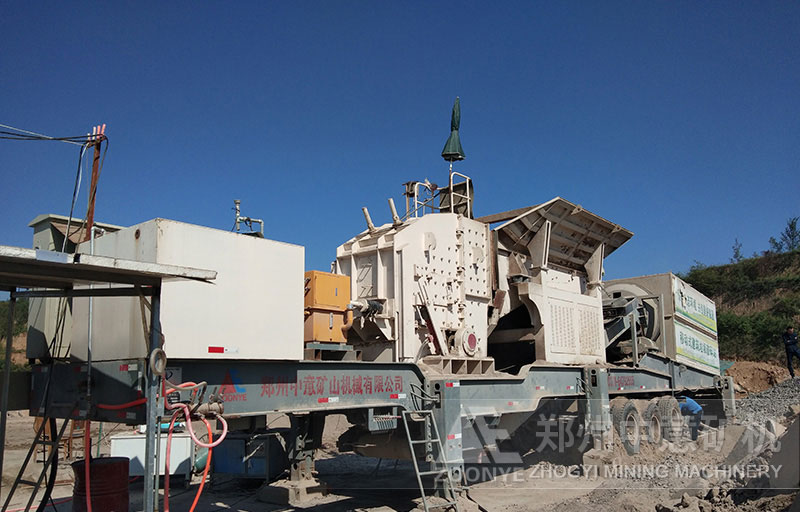 移動(dòng)式建筑垃圾破碎站生產(chǎn)現(xiàn)場(chǎng)